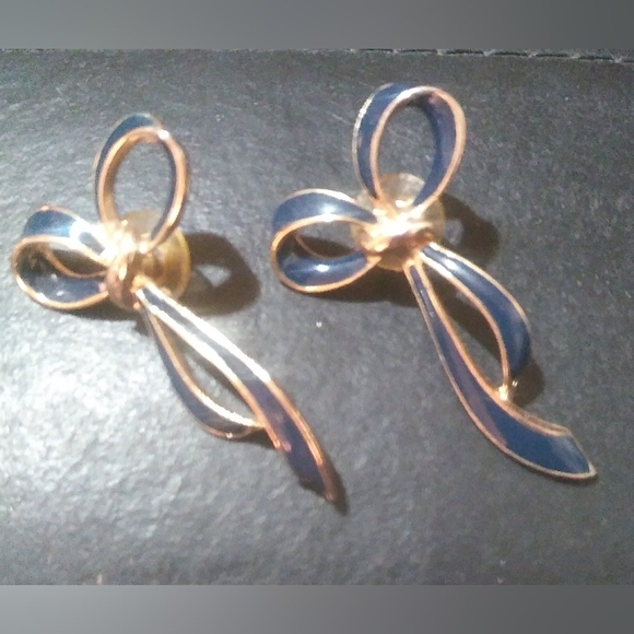 Vintage "AVON" Gold Toned & Blue Enamel Bows/Ribbons Pierced Earrings - Picture 1 of 3